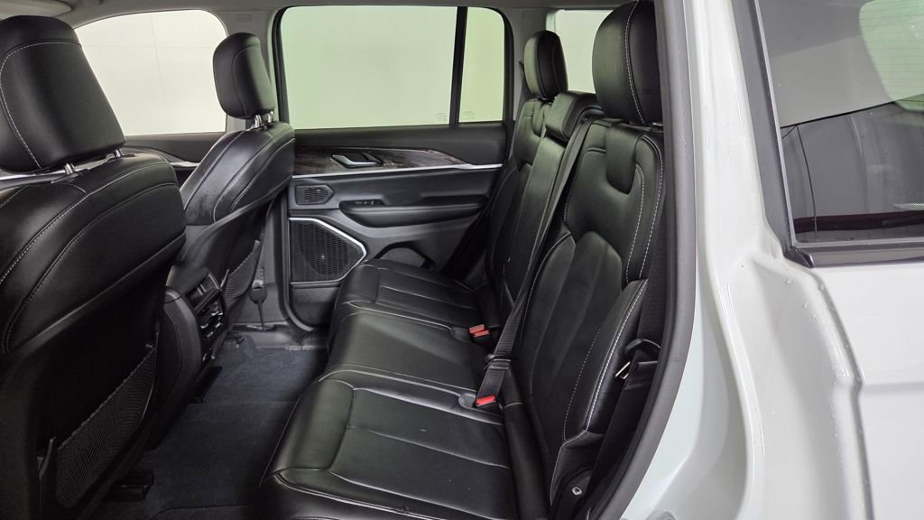 Used 2023 Jeep Grand Cherokee Limited w/ Black Appearance Package image 32