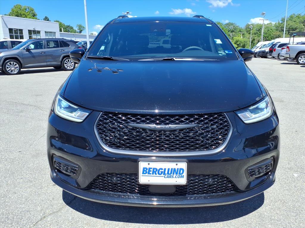 Used 2024 Chrysler Pacifica Limited w/ Uconnect Theater Family Group AWD/4WD image 9