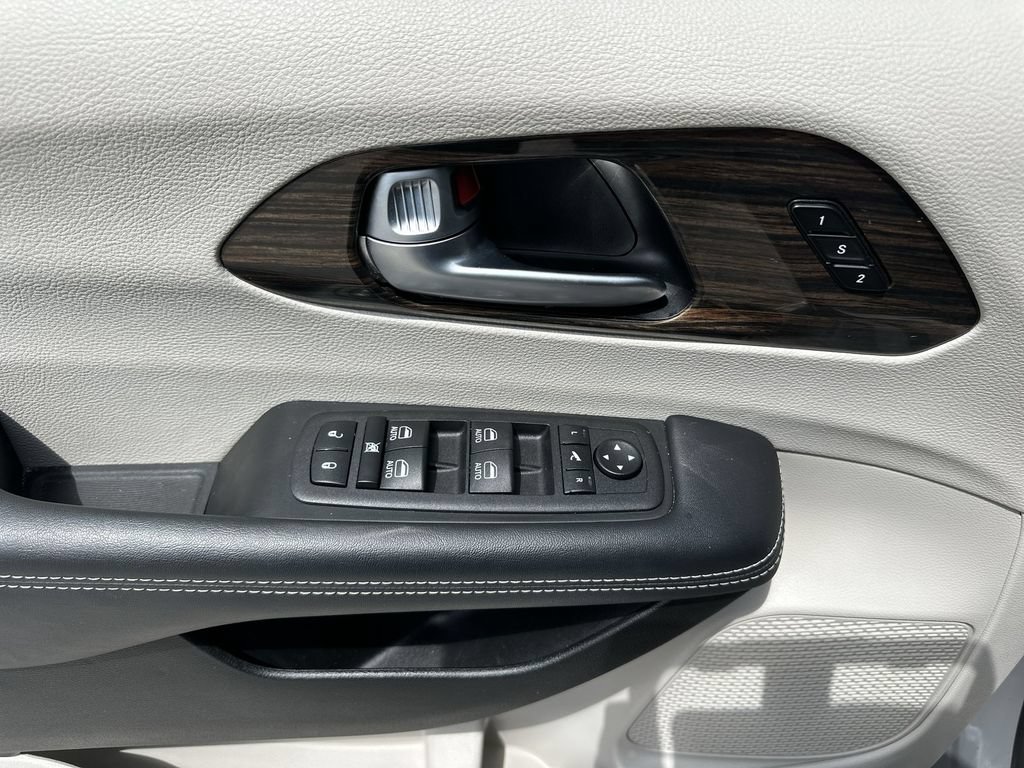 Used 2023 Chrysler Pacifica Limited FWD image 24