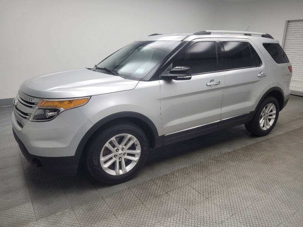 Used 2015 Ford Explorer XLT w/ Equipment Group 202B FWD image 2