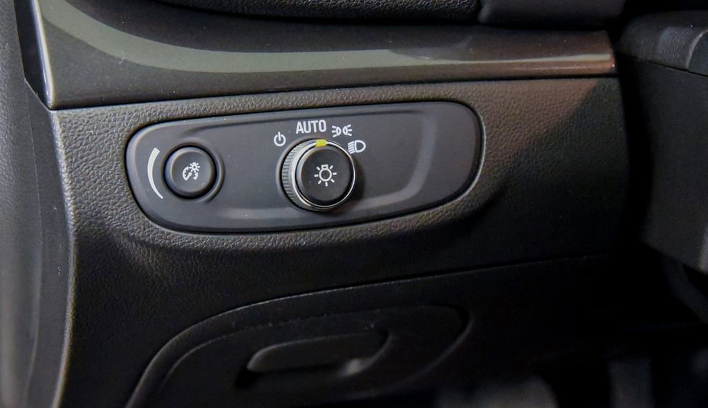 Used 2022 Buick Encore Preferred AWD/4WD image 19