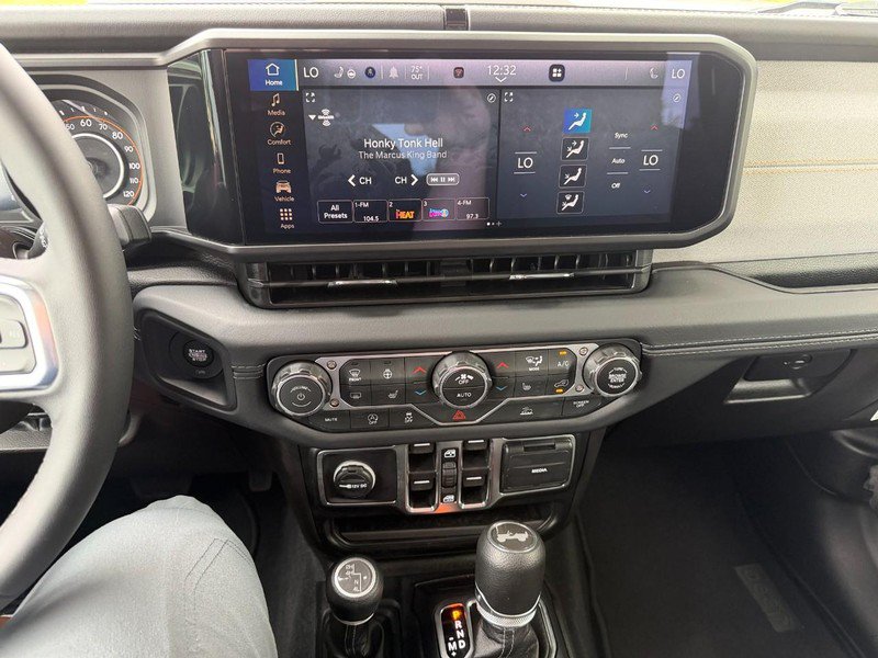 Used 2025 Jeep Wrangler Unlimited Sahara AWD/4WD image 33