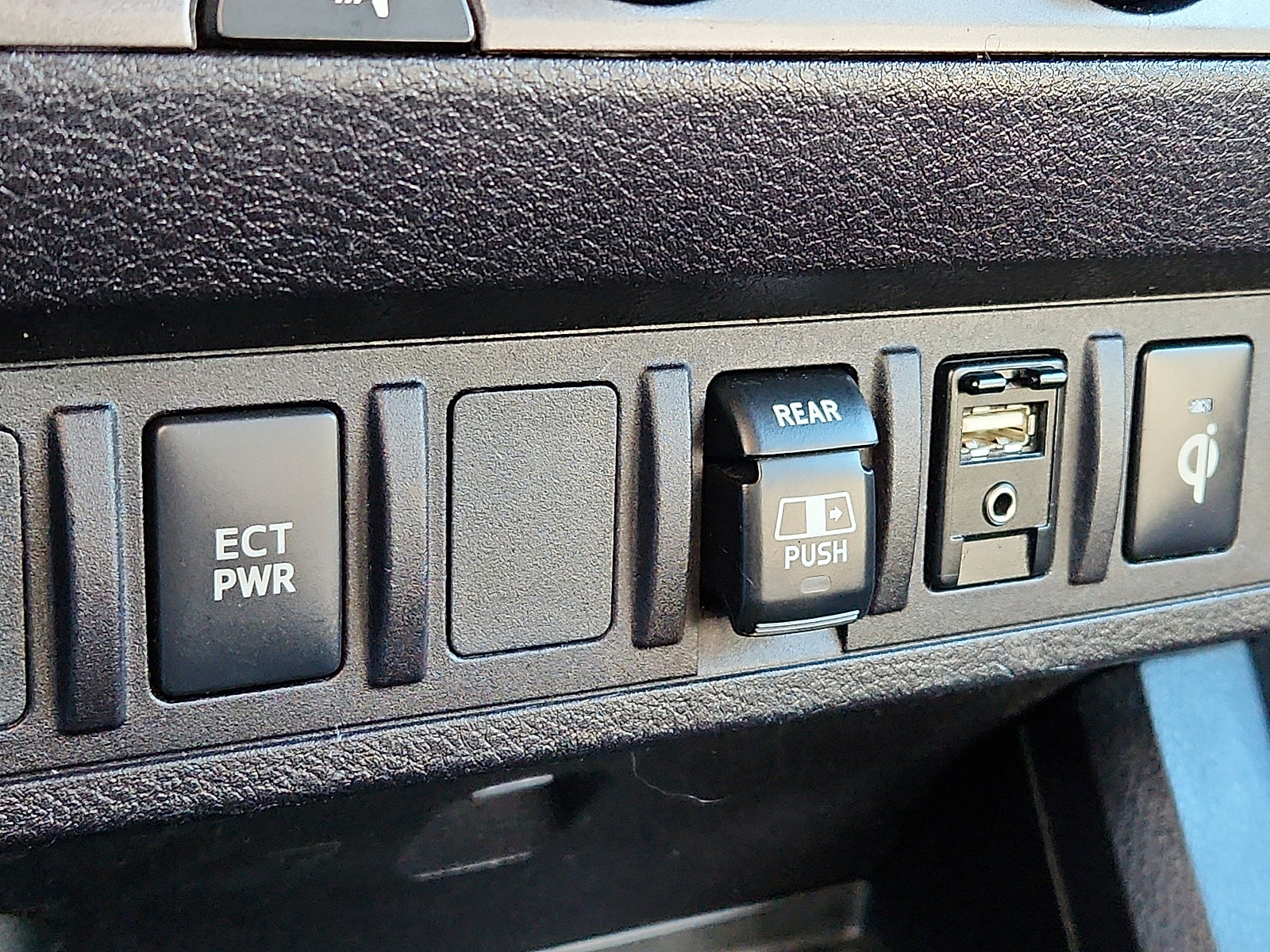 Used 2018 Toyota Tacoma 2WD Double Cab image 26