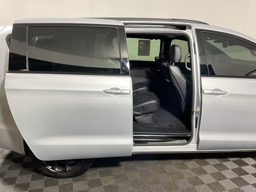 Used 2022 Chrysler Pacifica Touring-L w/ Uconnect Theater Family Group image 34