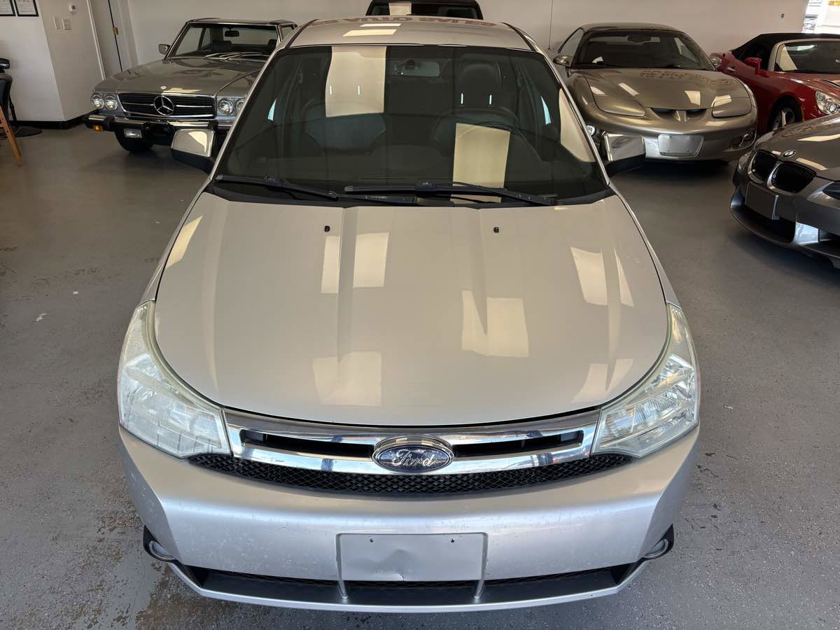 Used 2010 Ford Focus SEL FWD image 2