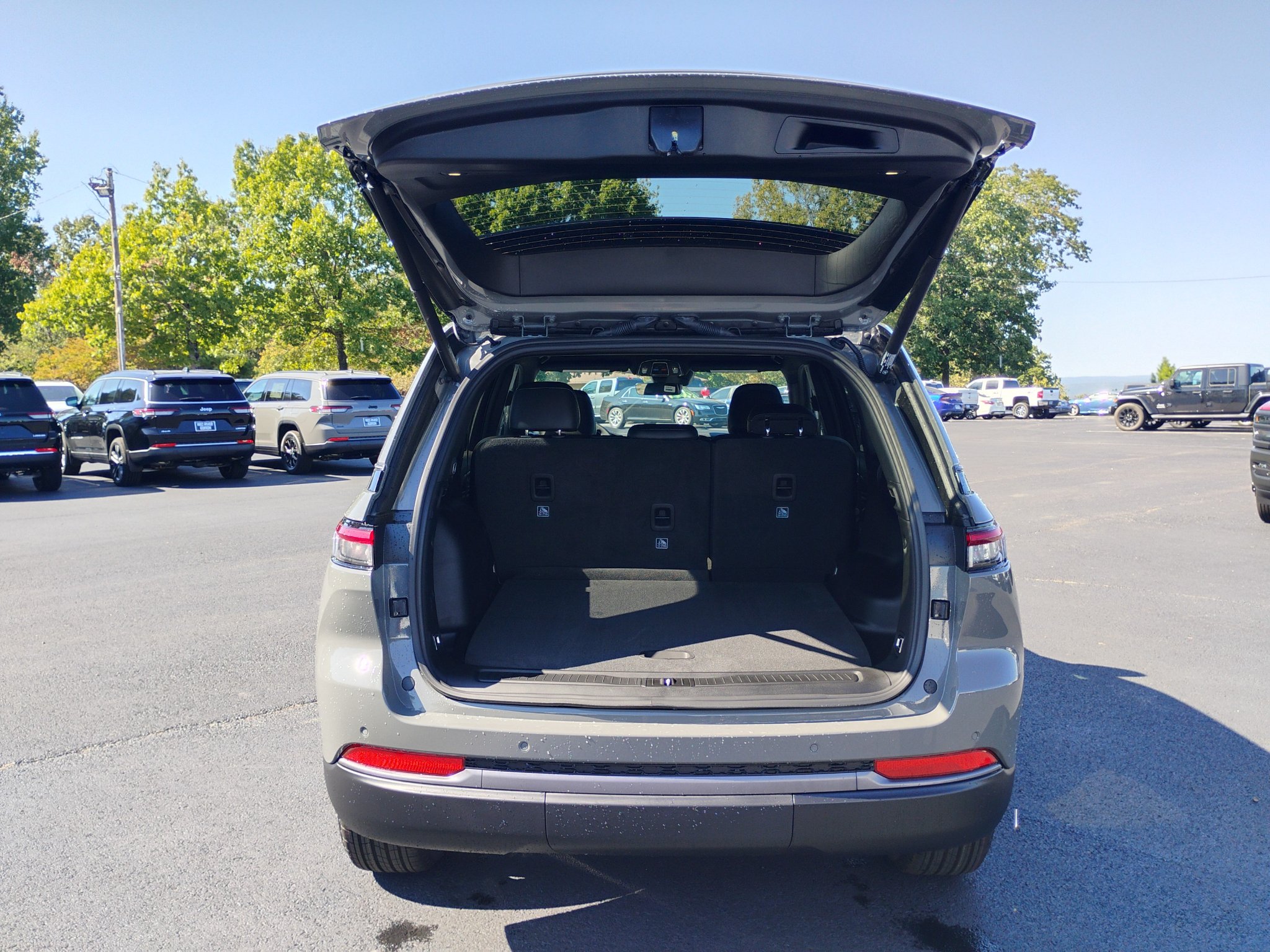 New 2027 Jeep Grand Cherokee Altitude AWD/4WD image 12