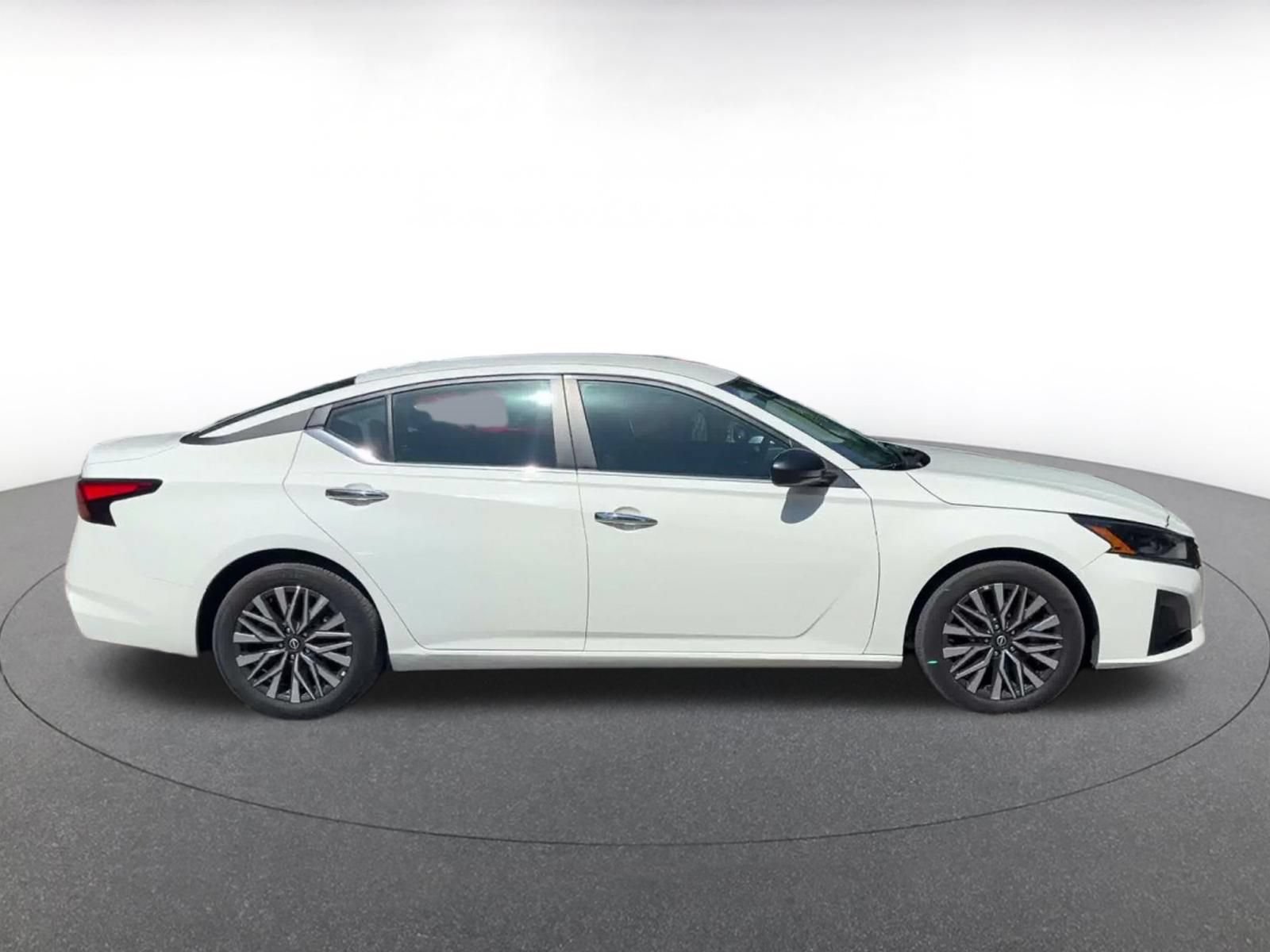 Used 2025 Nissan Altima 2.5 SV FWD image 13