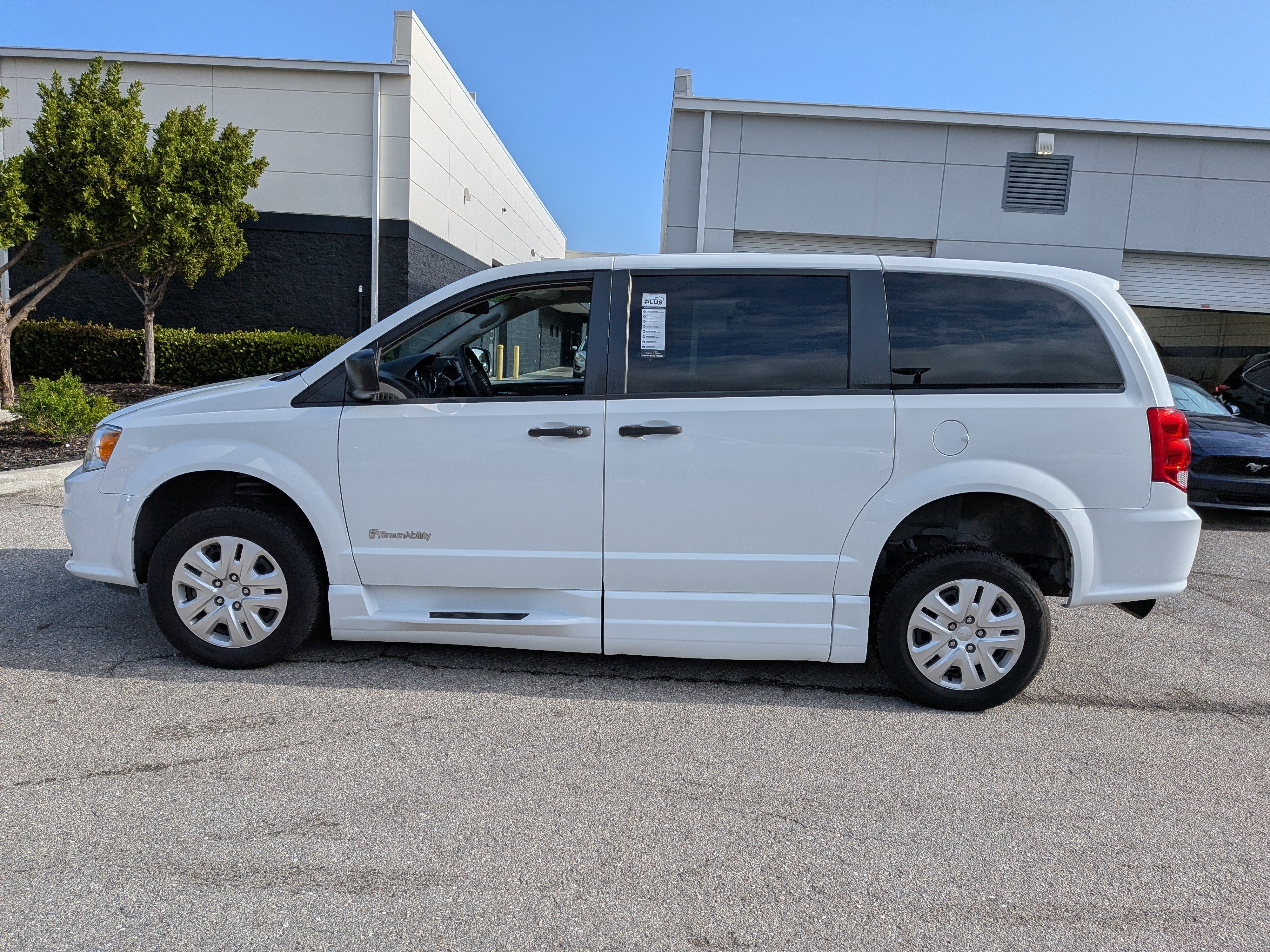 Used 2019 Dodge Grand Caravan SE w/ Power Convenience Group I FWD image 7