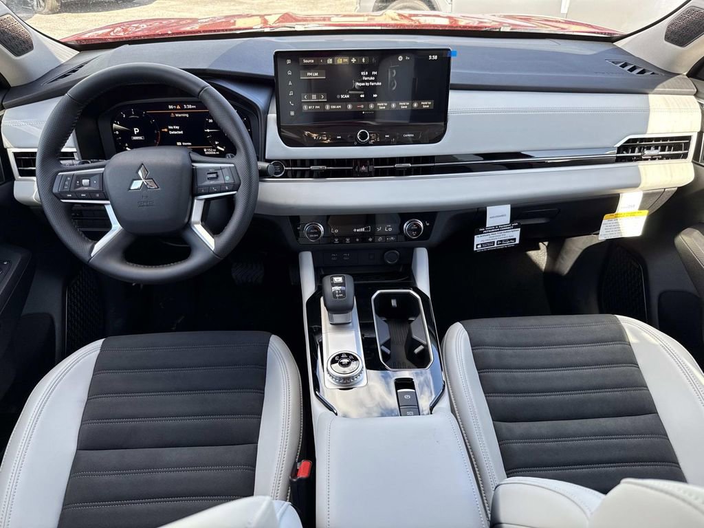 New 2025 Mitsubishi Outlander SE image 16
