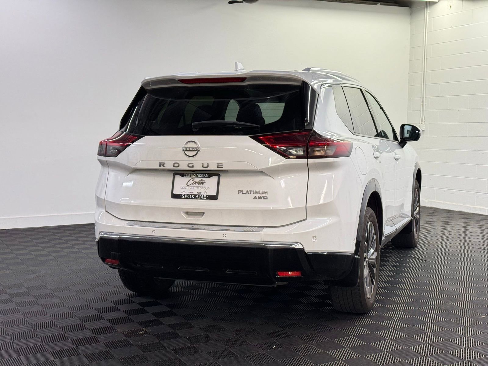 Used 2024 Nissan Rogue Platinum w/ Platinum Premium Package image 2