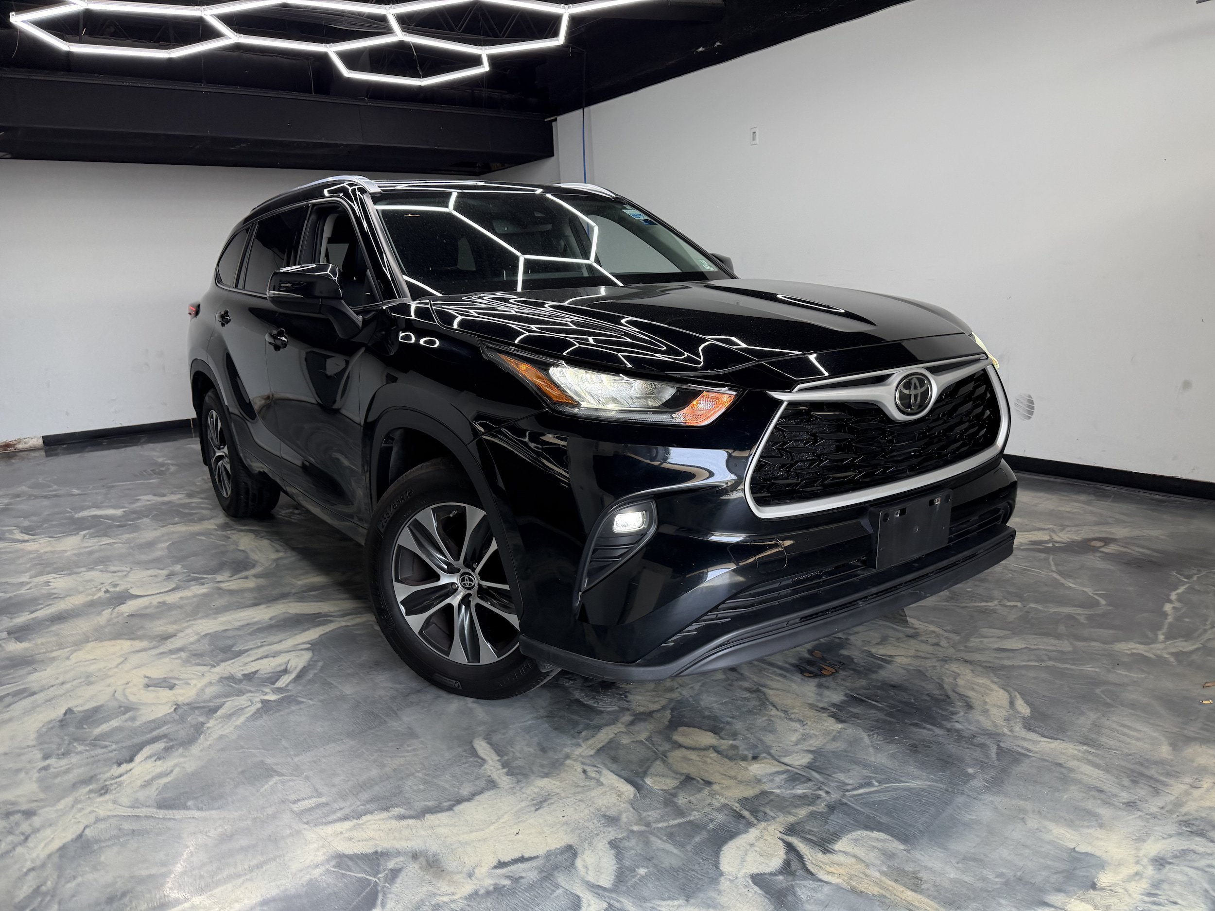 Used 2020 Toyota Highlander XLE AWD/4WD image 6