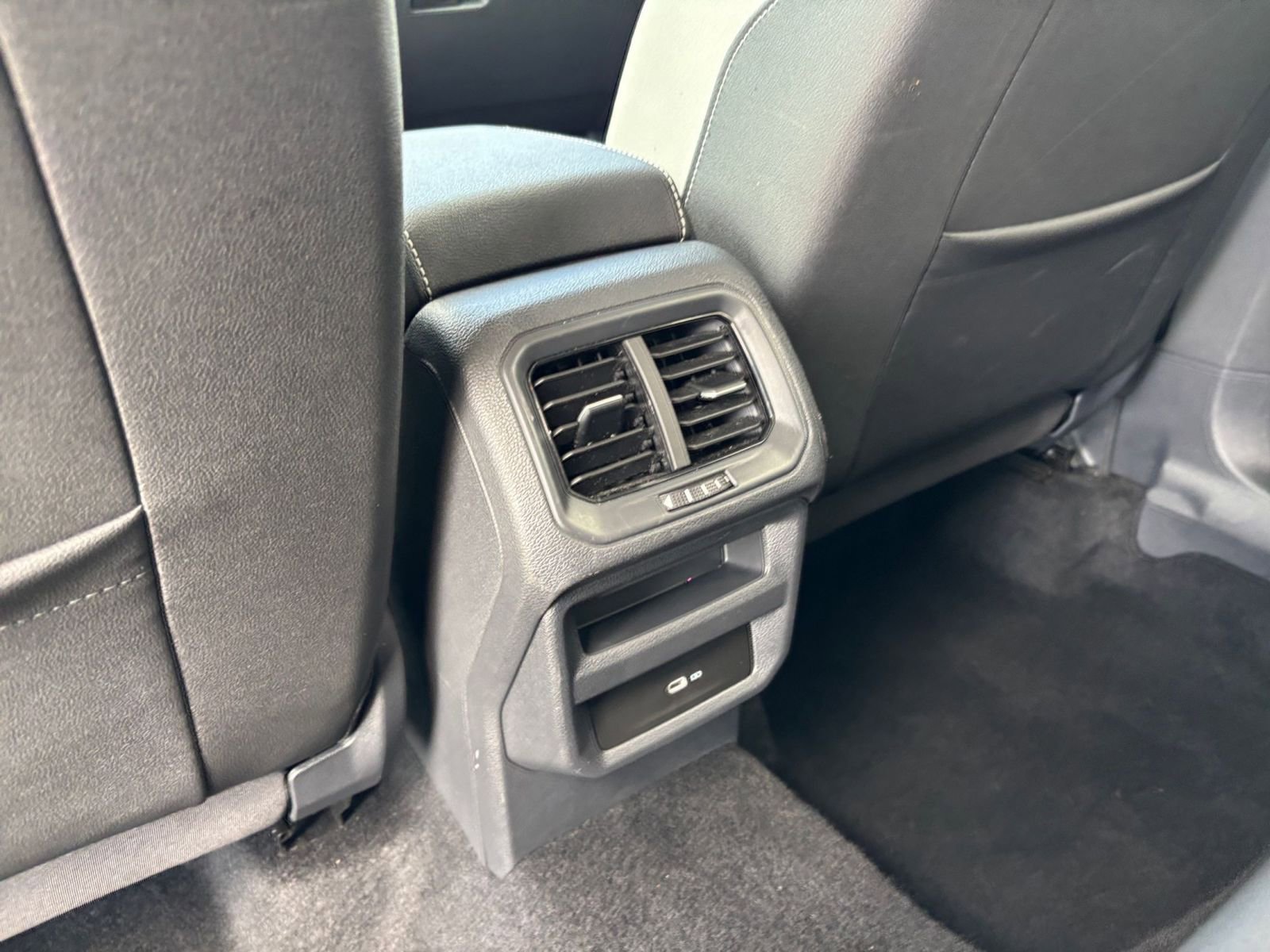 Used 2025 Volkswagen Taos SE FWD image 23