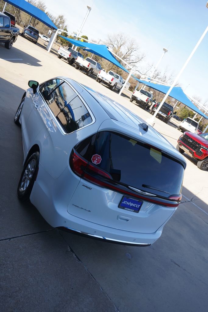 Used 2025 Chrysler Pacifica Select FWD image 11