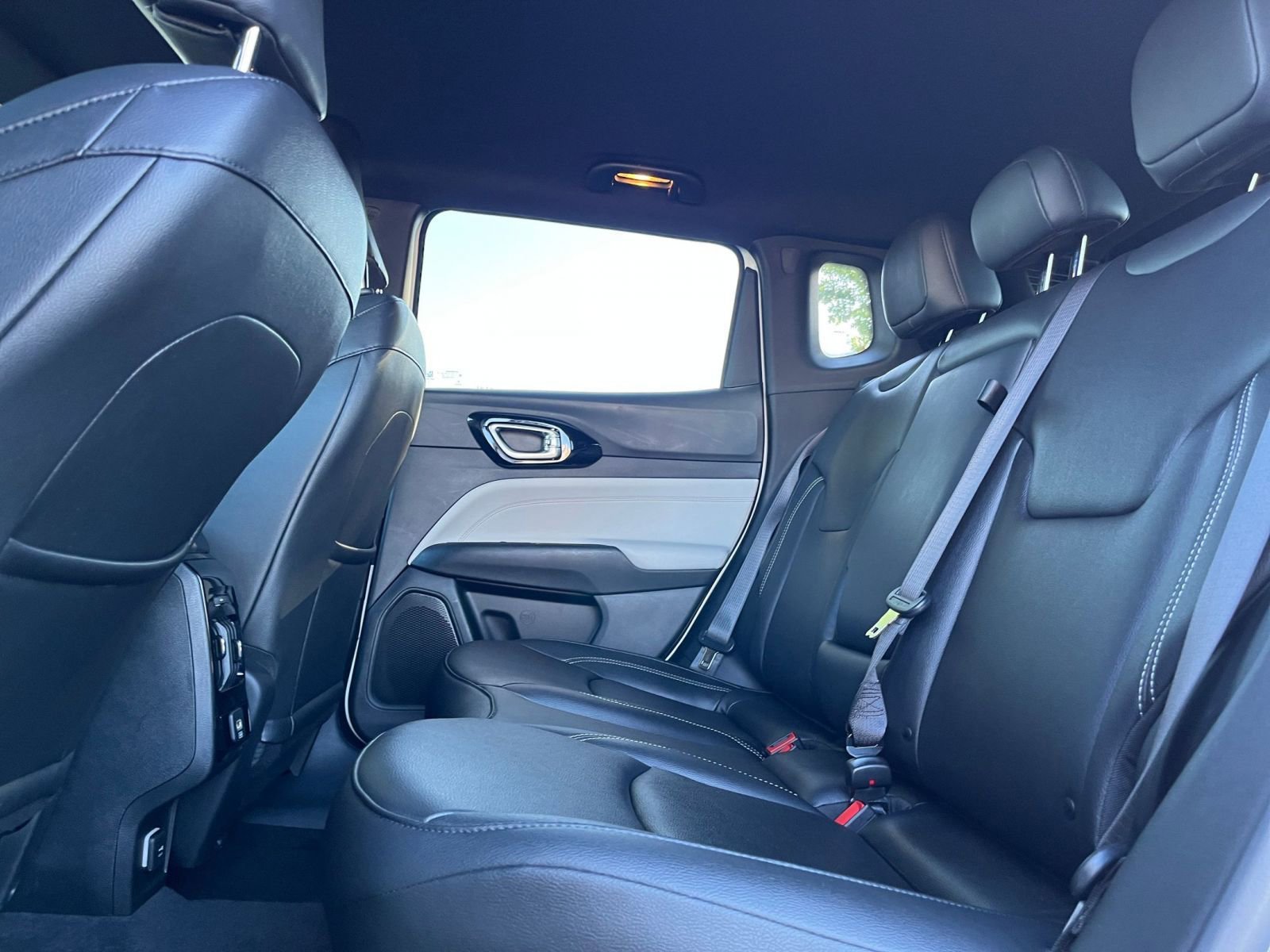 Used 2025 Jeep Compass Limited image 27