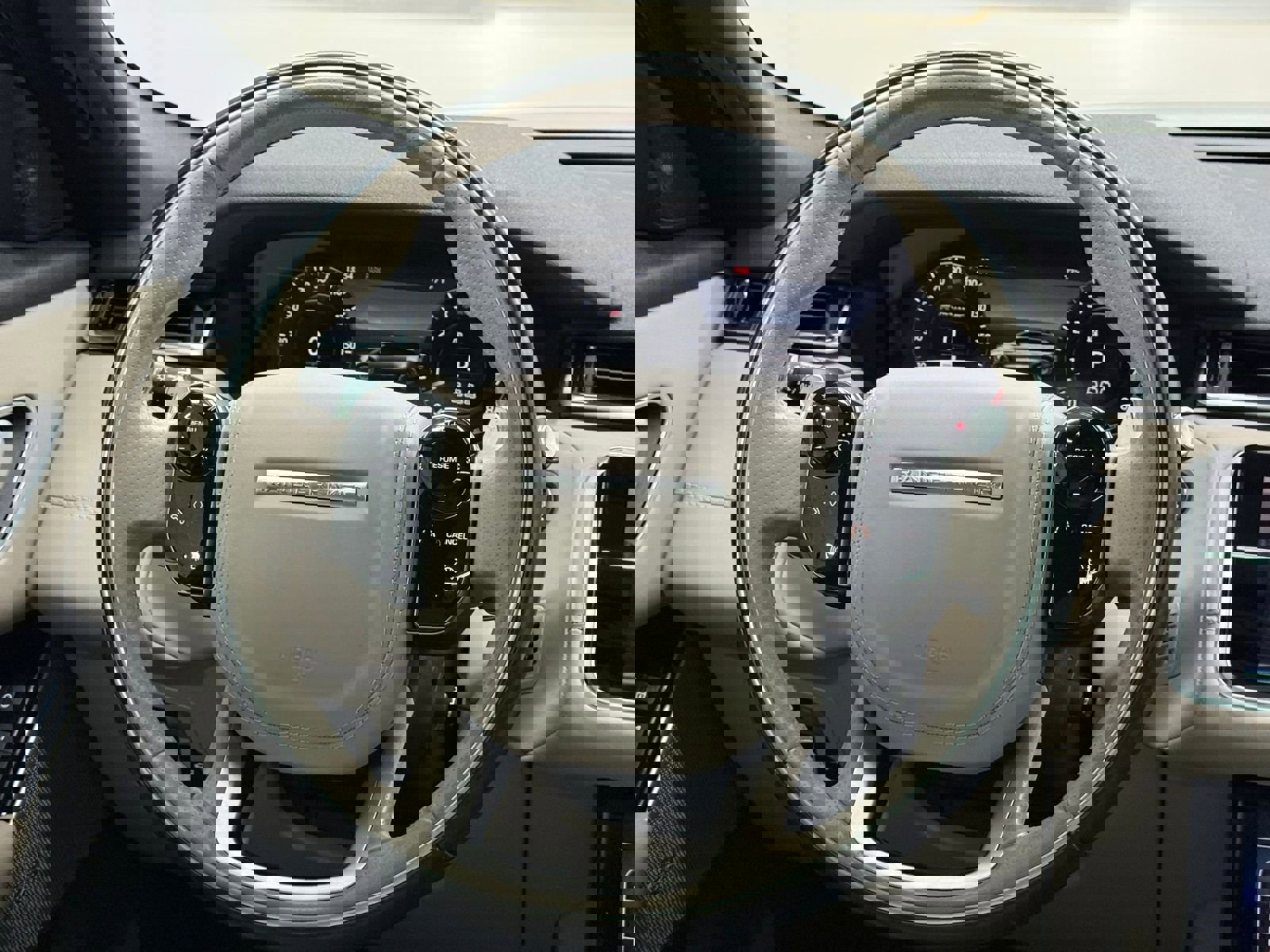 Used 2019 Land Rover Range Rover Velar R-Dynamic HSE image 29