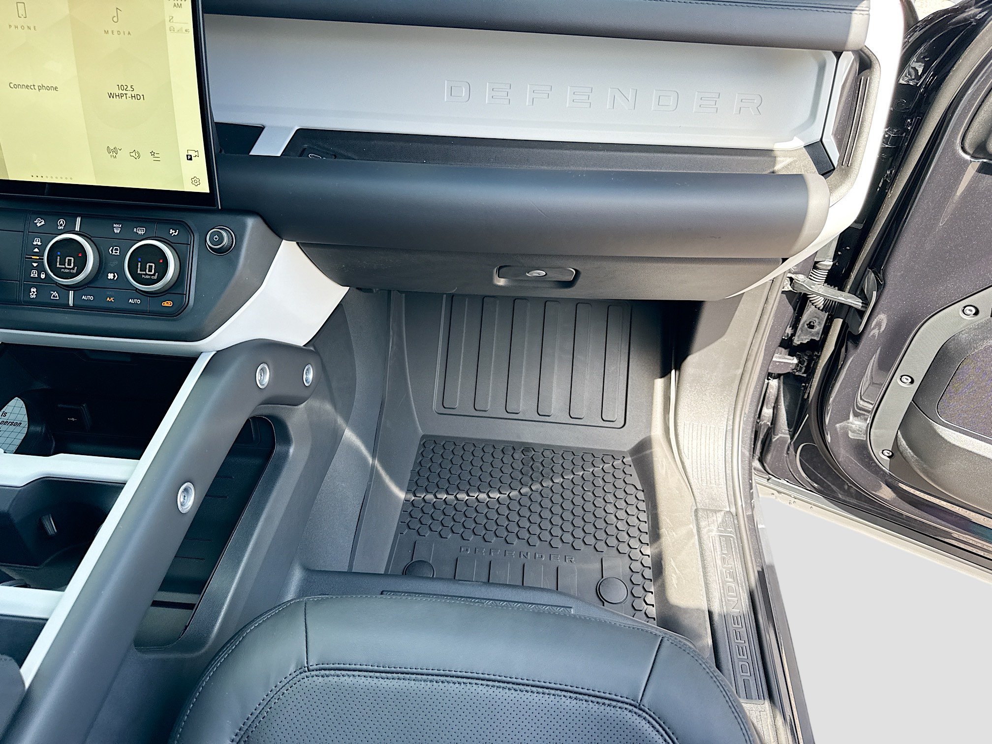 New 2026 Land Rover Defender 110 X-Dynamic SE AWD/4WD image 18