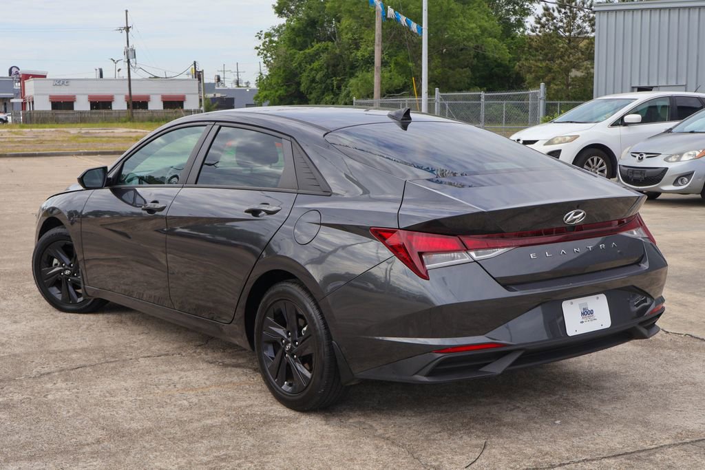 Used 2022 Hyundai Elantra SEL image 2