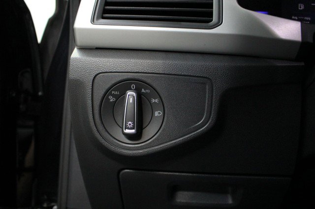 Used 2022 Volkswagen Atlas Cross Sport SE image 9