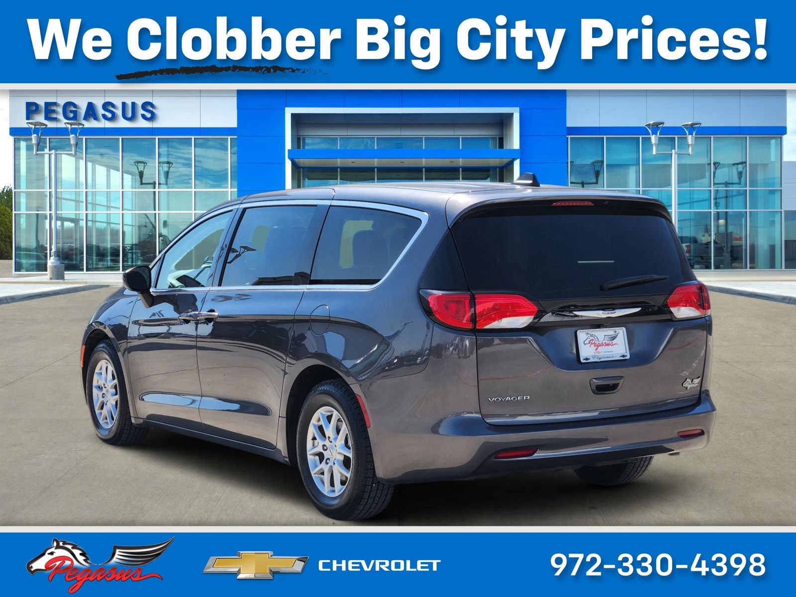 Used 2023 Chrysler Voyager LX image 4