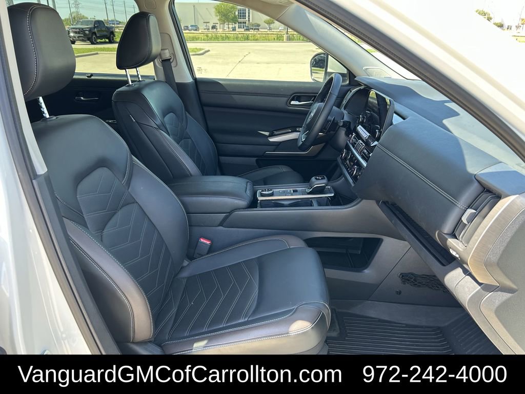 Used 2024 Nissan Pathfinder Platinum image 30