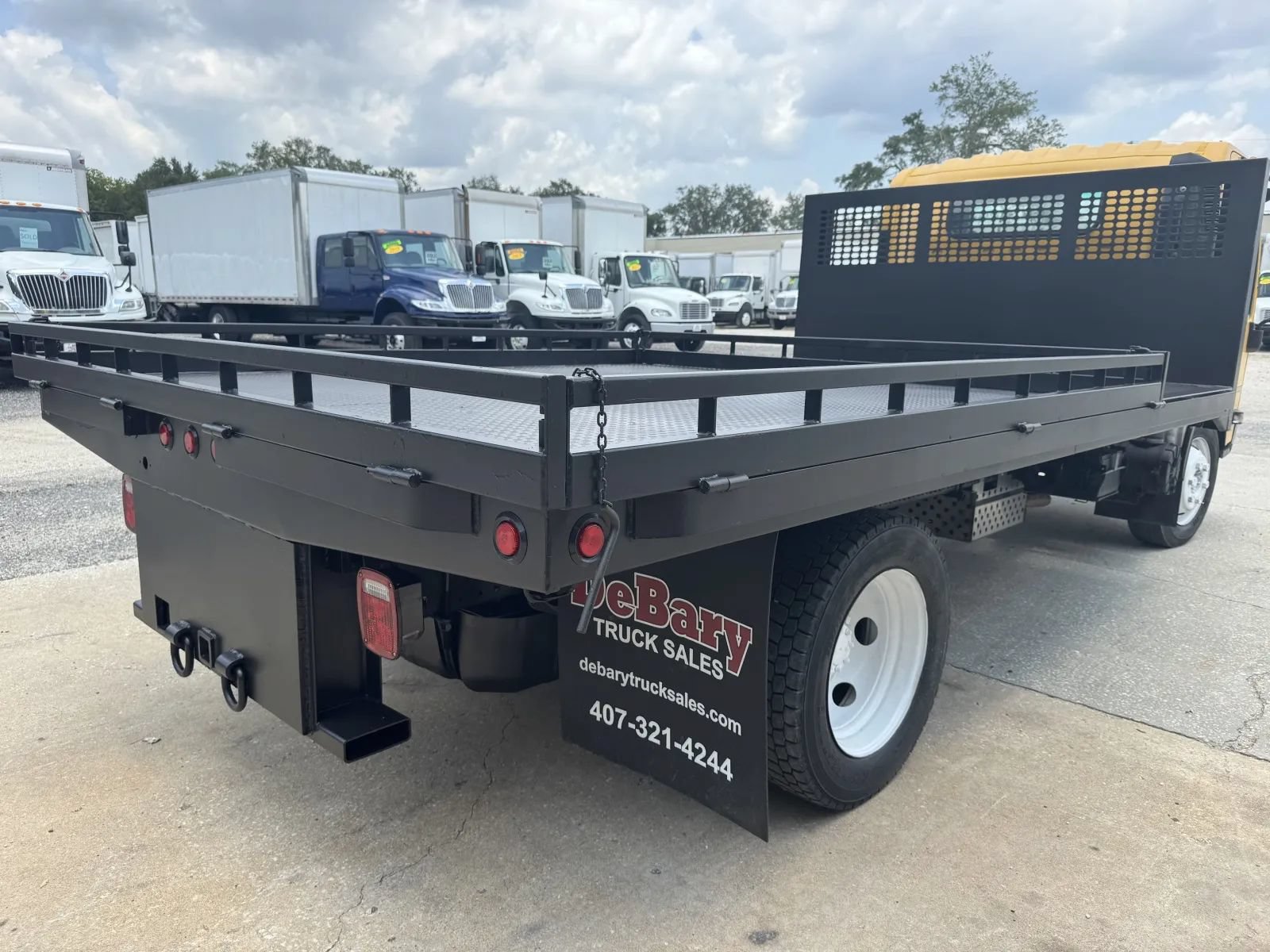 Used 2021 Isuzu NPR RWD image 3