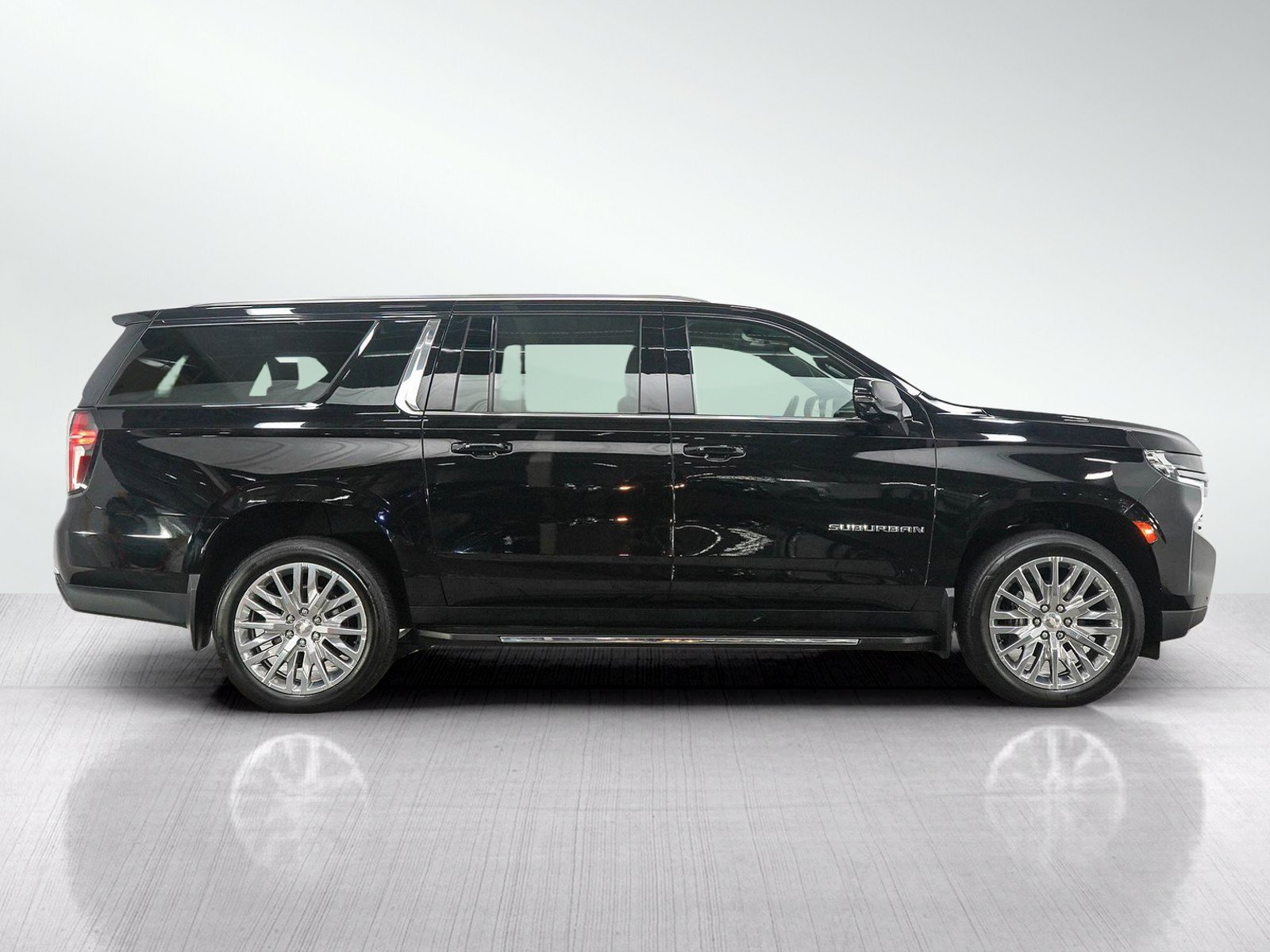 Used 2023 Chevrolet Suburban LT w/ LT Signature Package AWD/4WD image 6