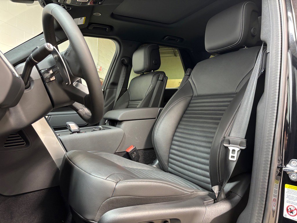Used 2025 Land Rover Discovery S image 21
