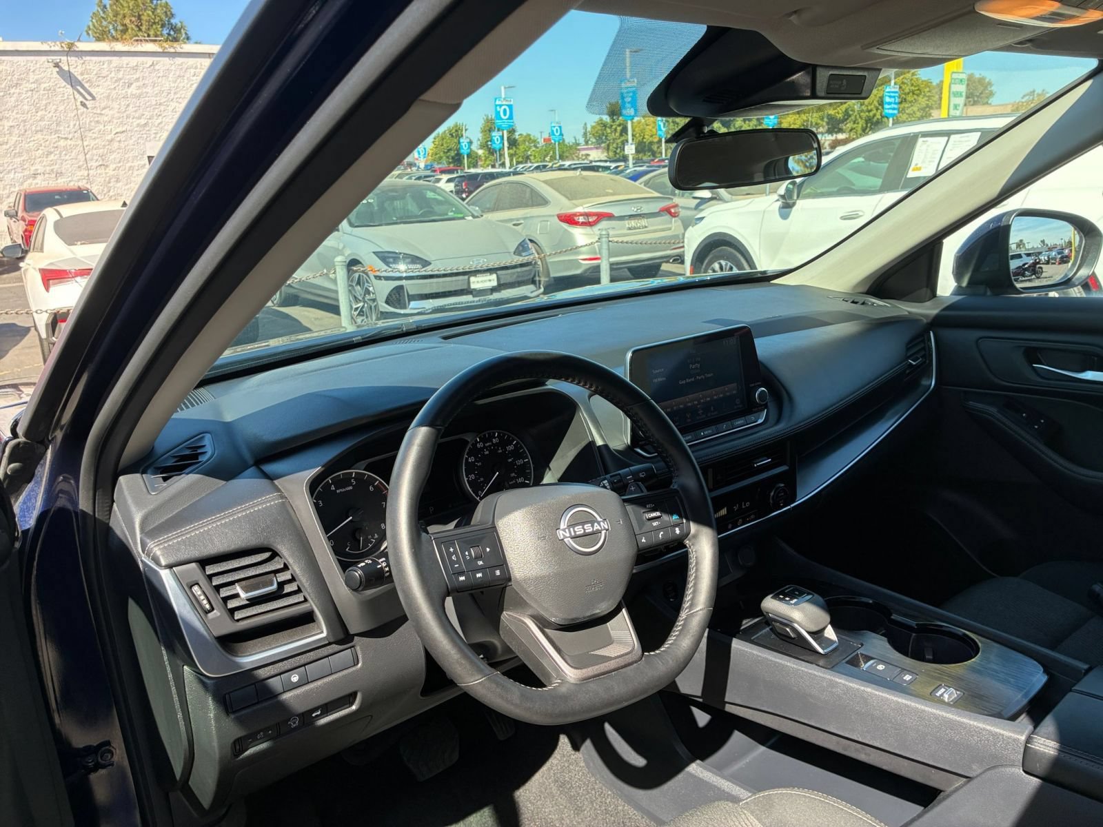 Used 2025 Nissan Rogue SV FWD image 34