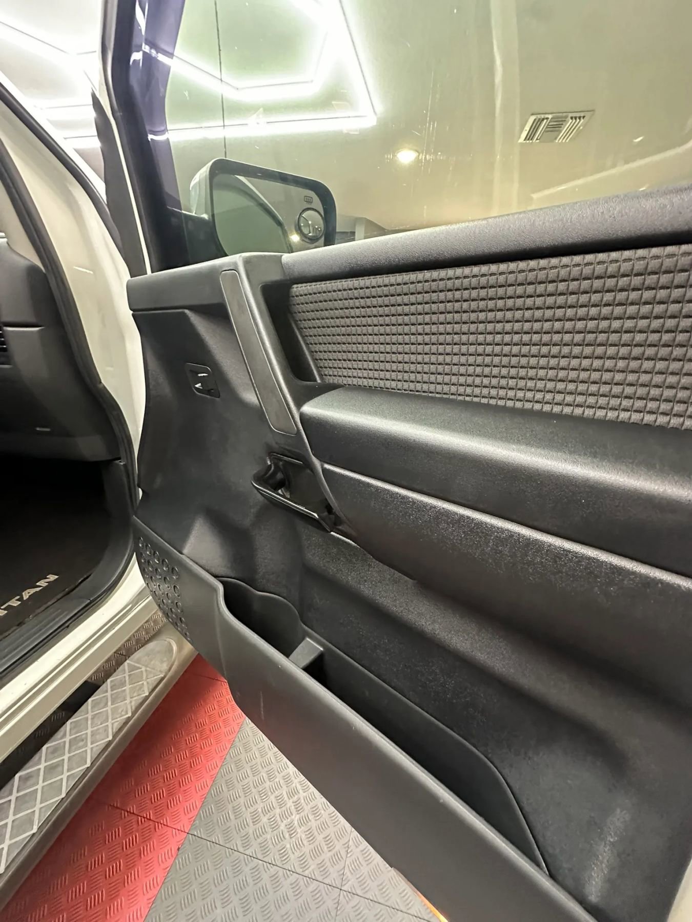 Used 2013 Nissan Titan SV w/ SV Value Truck Pkg image 27