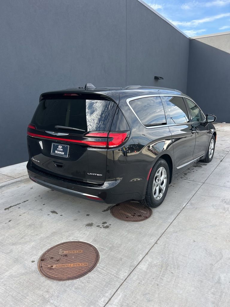 Used 2023 Chrysler Pacifica Limited image 4