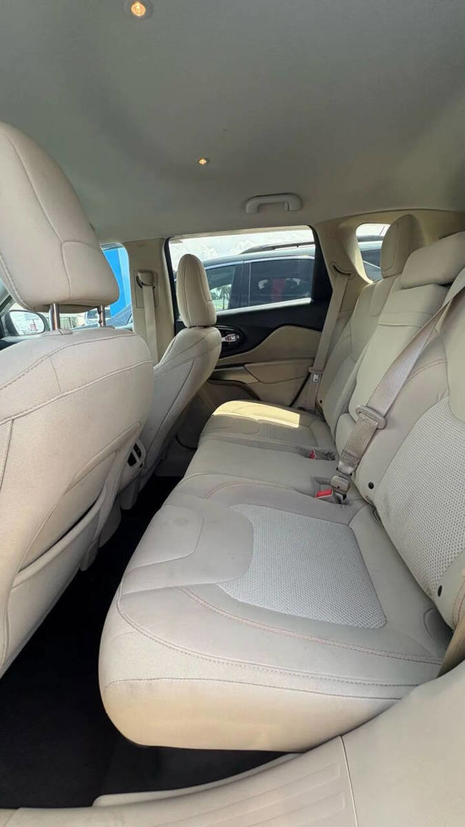 Used 2019 Jeep Cherokee Latitude w/ Popular Appearance Group image 5