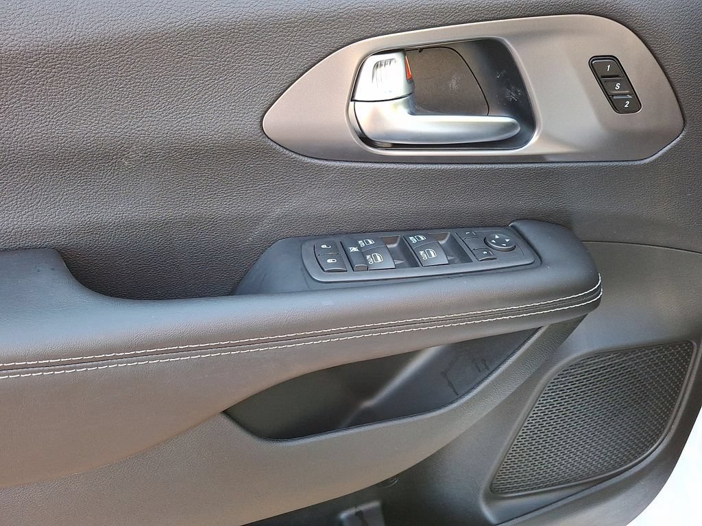 New 2026 Chrysler Pacifica Select AWD/4WD image 8