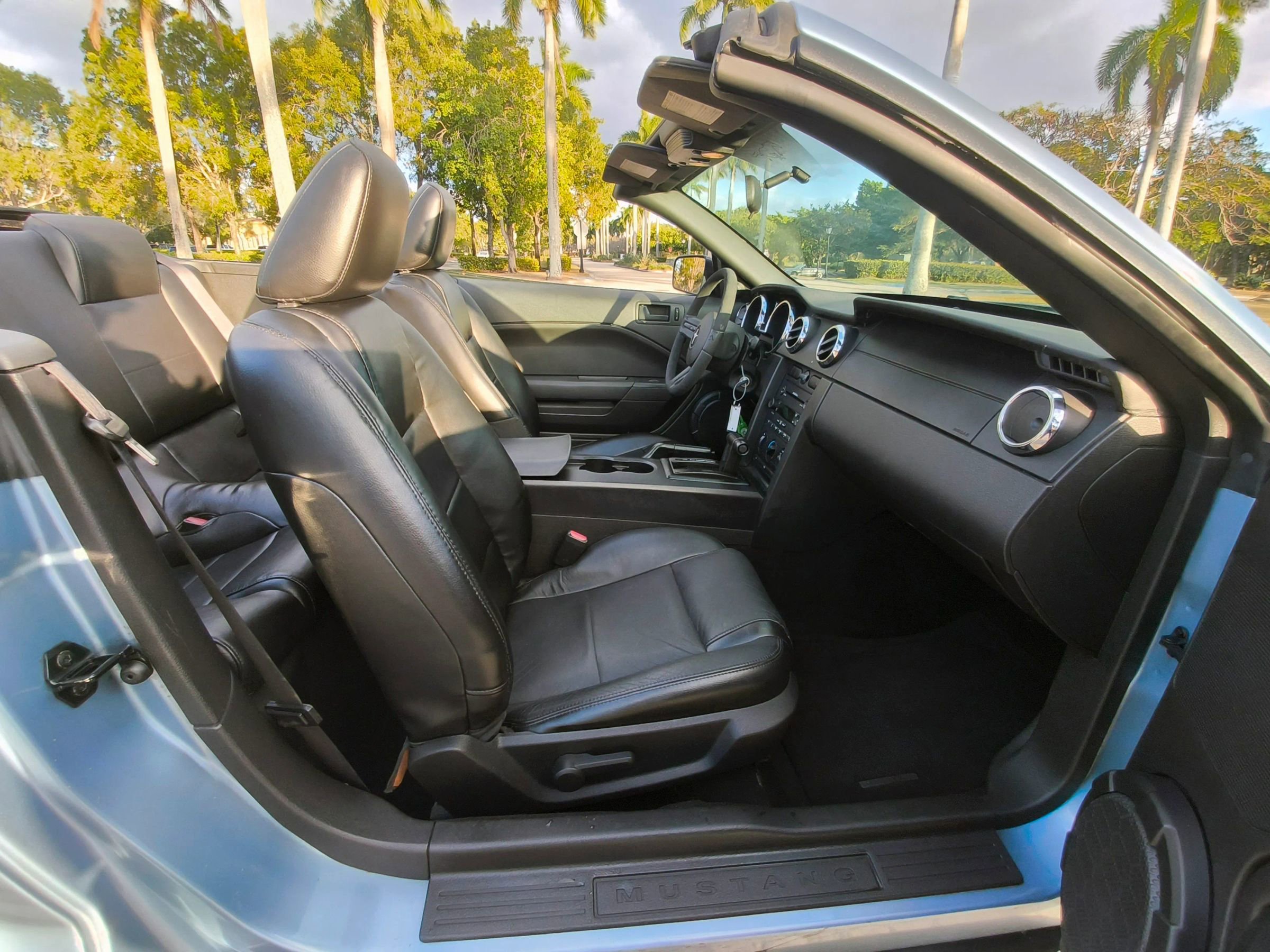 Used 2007 Ford Mustang Deluxe Convertible image 13