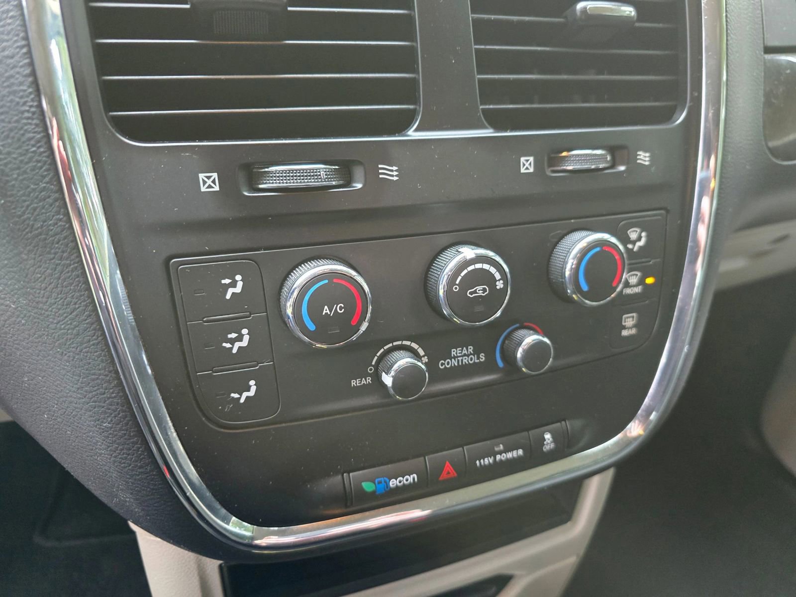 Used 2018 Dodge Grand Caravan SE image 27