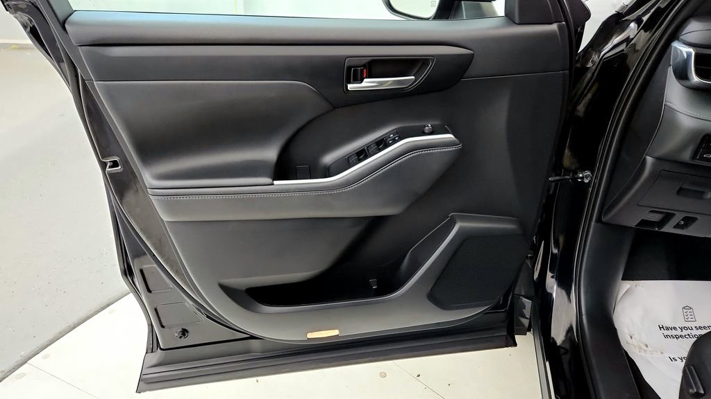 Used 2021 Toyota Highlander XSE AWD/4WD image 23