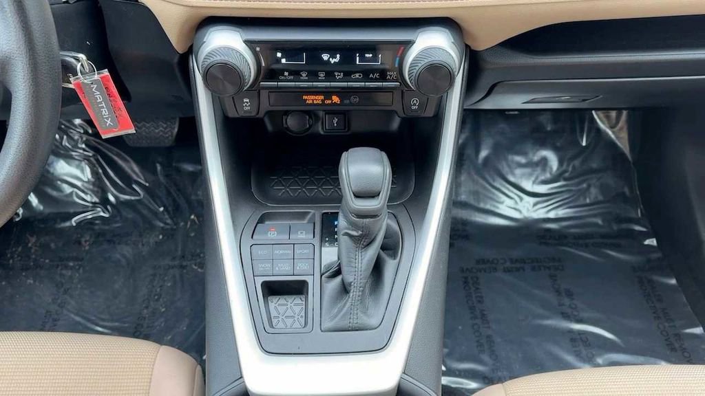 Used 2022 Toyota RAV4 LE image 13