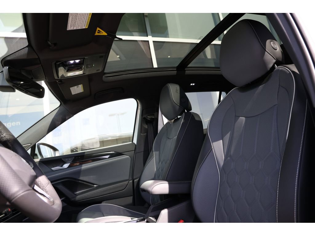 New 2026 Volkswagen Tiguan SEL R-Line image 9