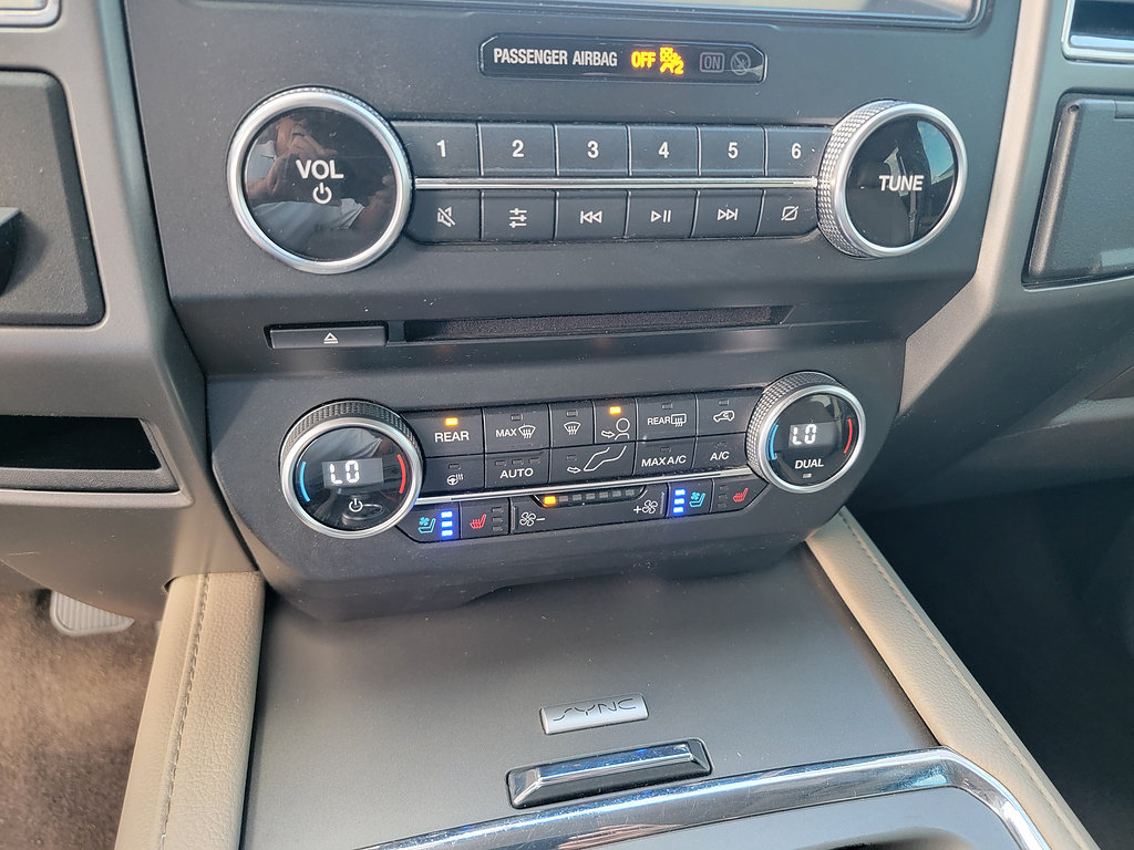 Used 2018 Ford Expedition XLT w/ Equipment Group 202A AWD/4WD image 13