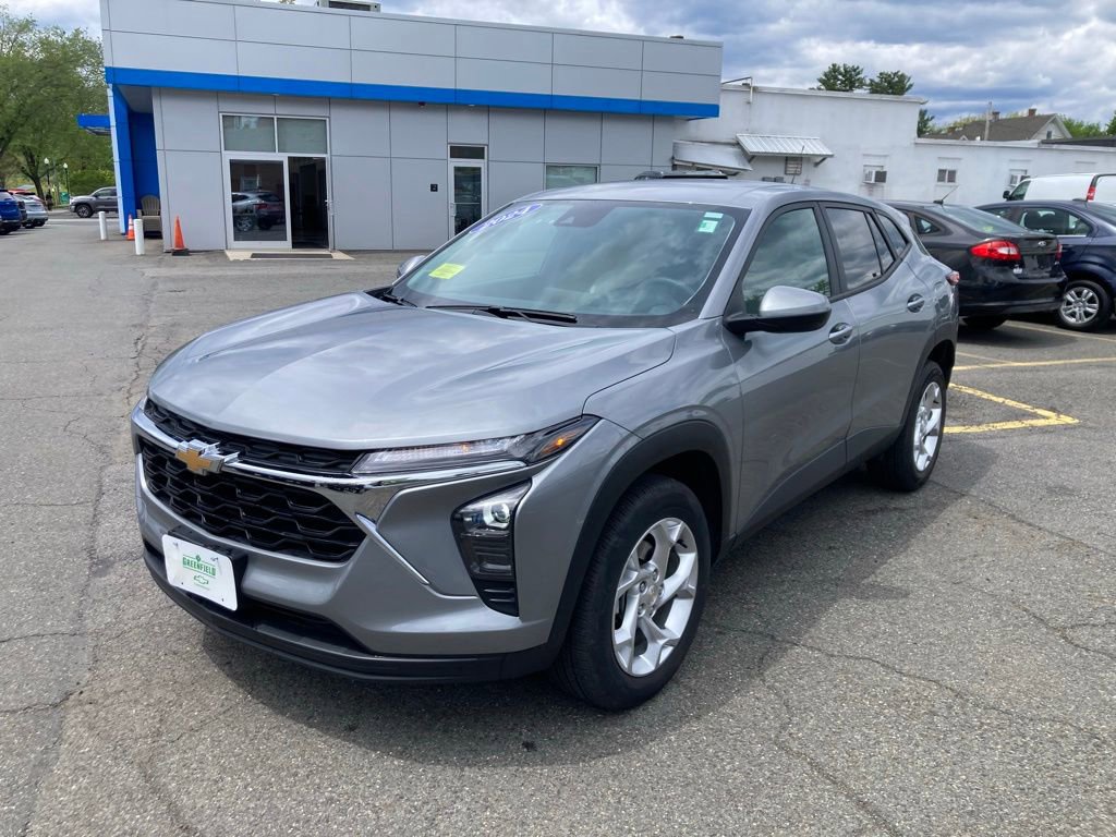 Used 2024 Chevrolet Trax LS w/ LS Convenience Package FWD image 3