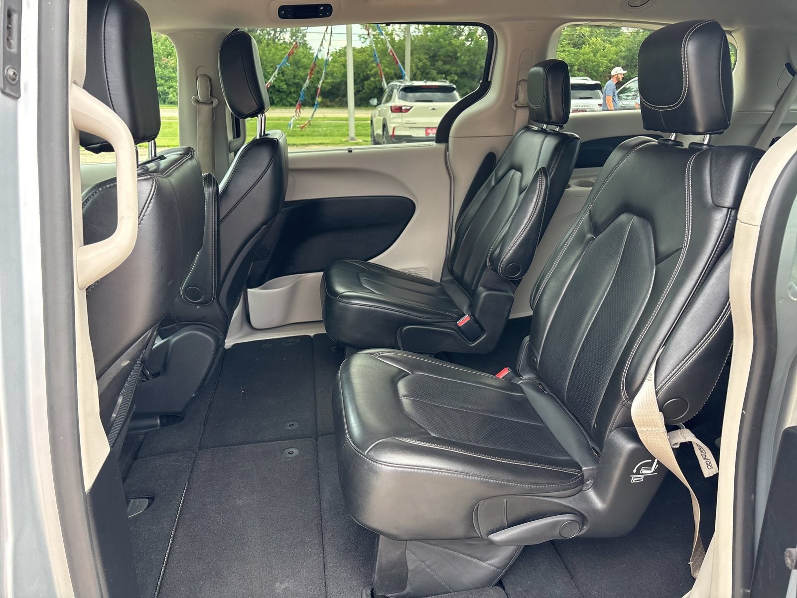 Used 2023 Chrysler Pacifica Touring-L FWD image 16