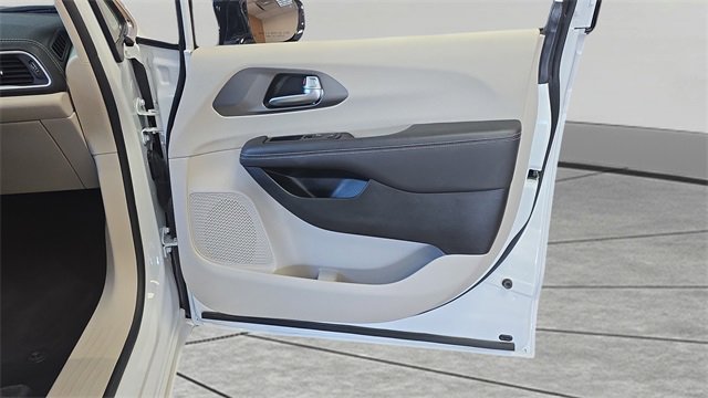 Used 2024 Chrysler Pacifica Select image 15