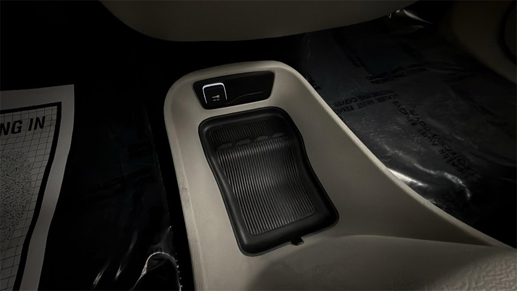 Used 2024 Chrysler Pacifica Touring-L image 26