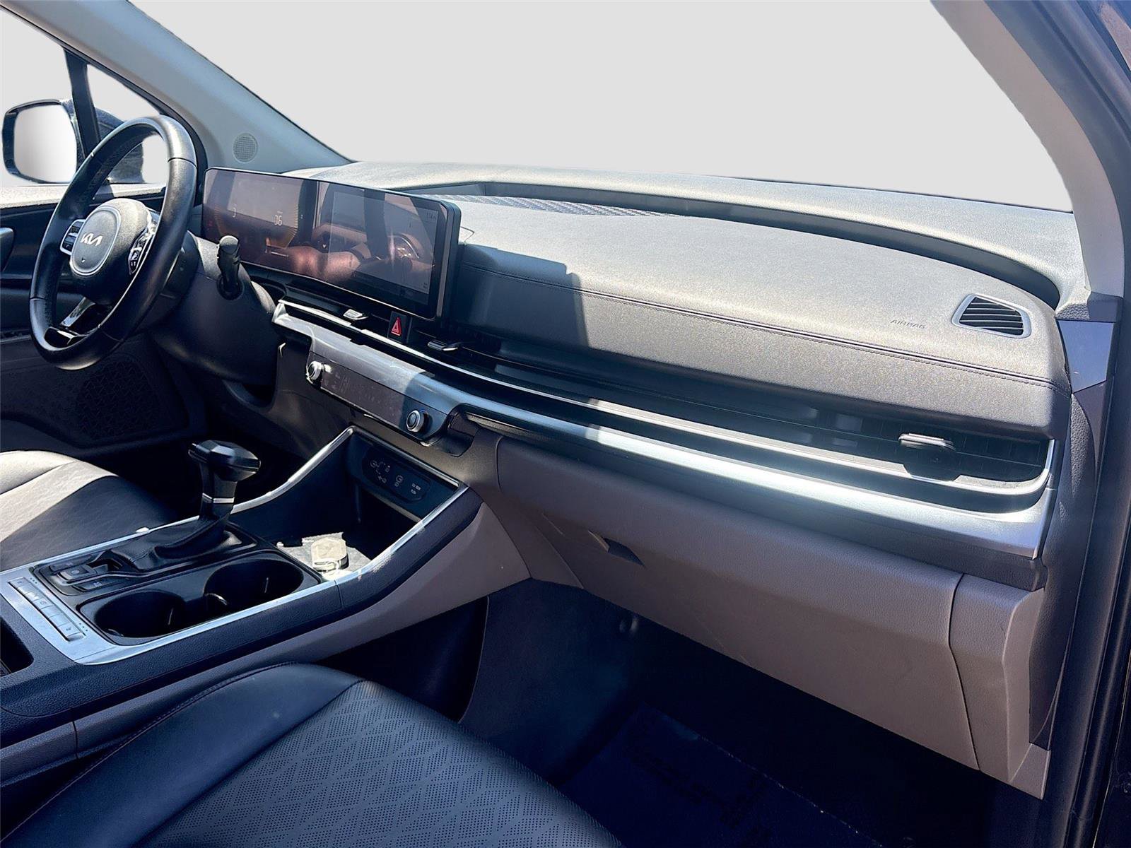 Used 2025 Kia Carnival FWD image 30