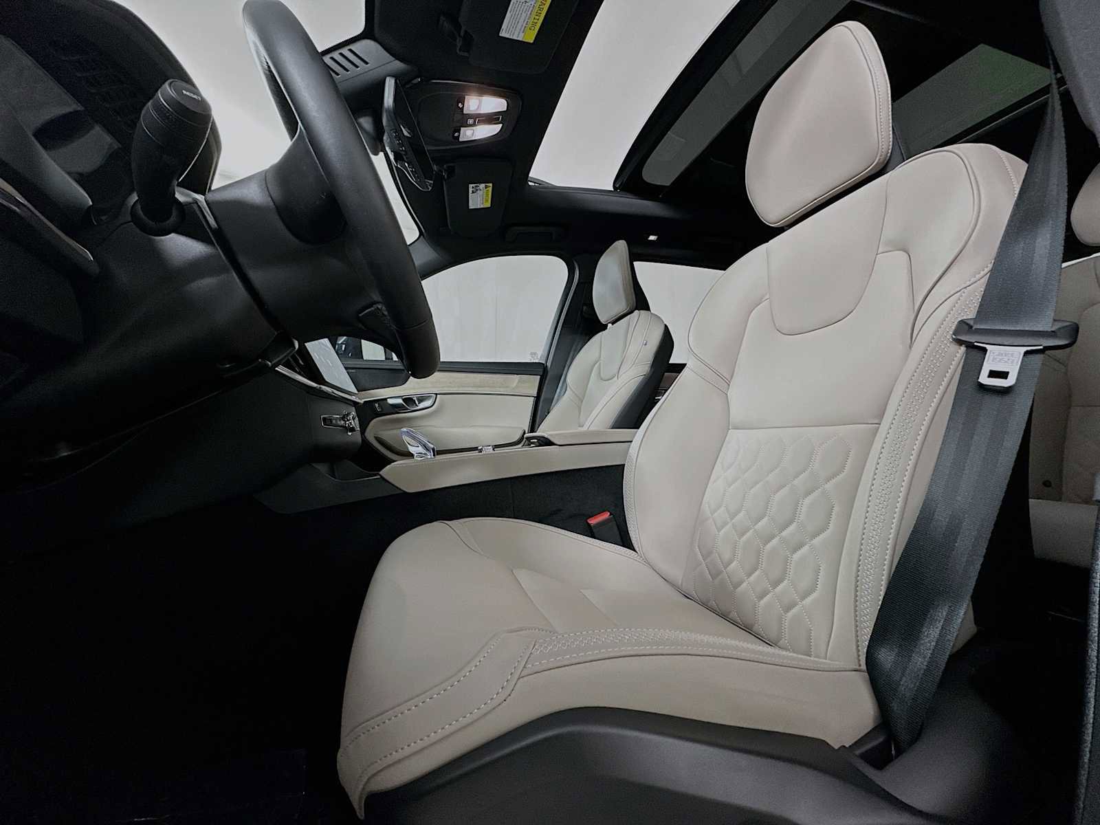 Used 2025 Volvo XC90 B6 Plus w/ Protection Package Premier image 19