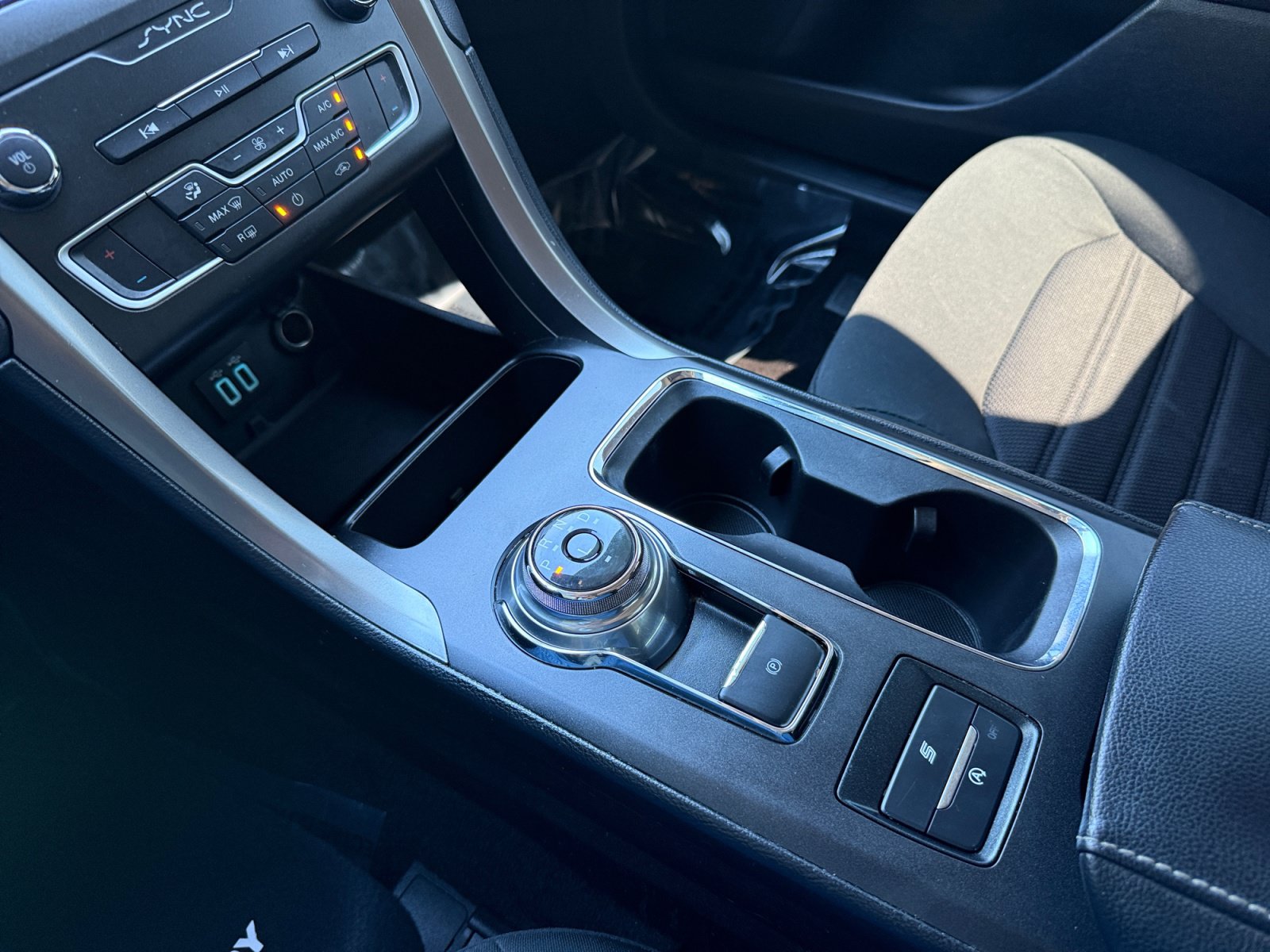 Used 2020 Ford Fusion SE FWD image 13
