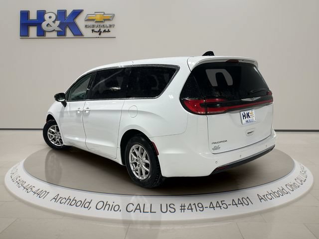 Used 2024 Chrysler Pacifica Touring-L FWD image 4