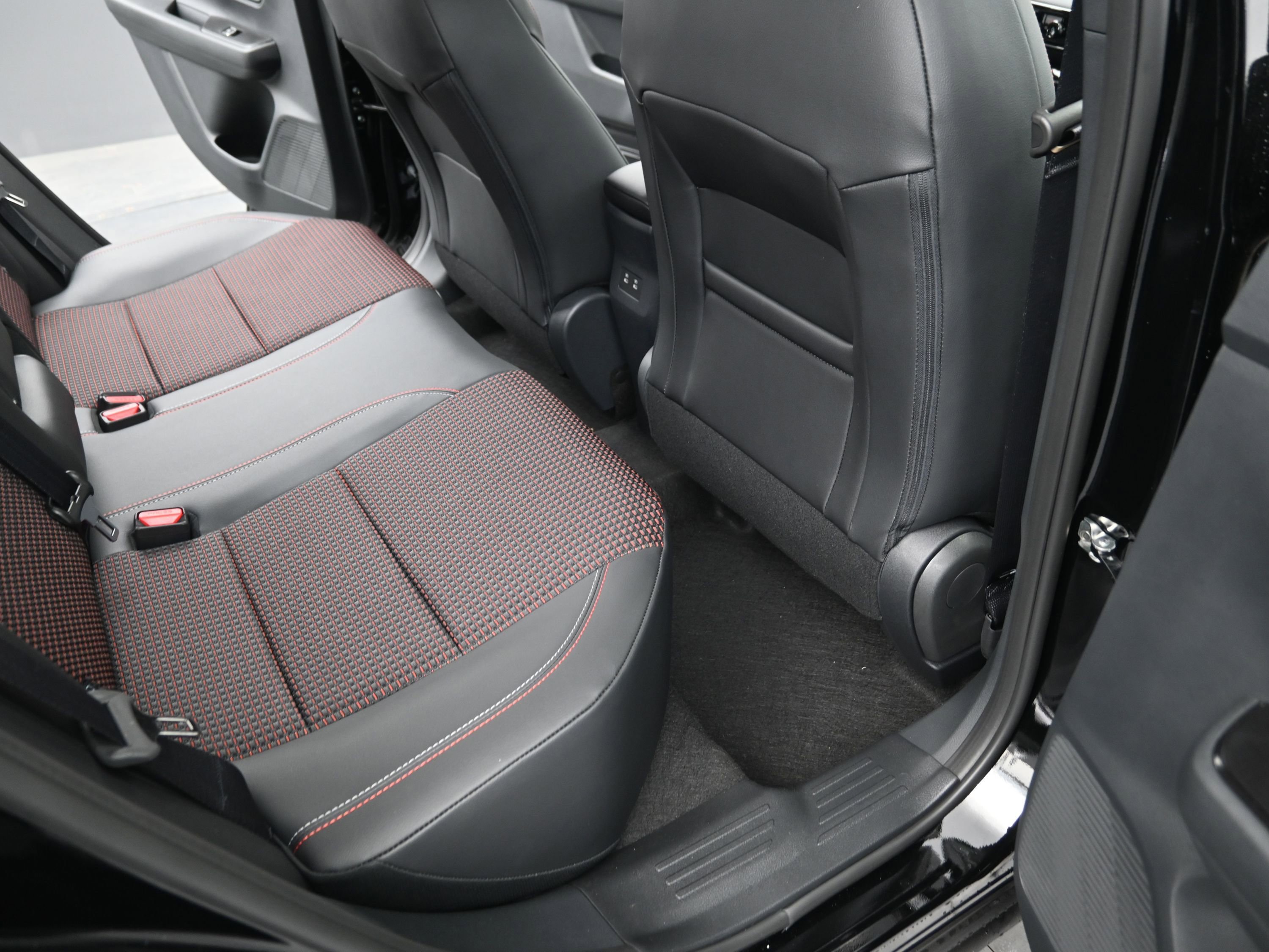 New 2026 Nissan Kicks SR w/ Cold Weather Package image 18