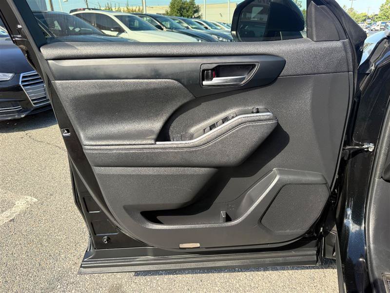 Used 2023 Toyota Highlander XLE FWD image 16