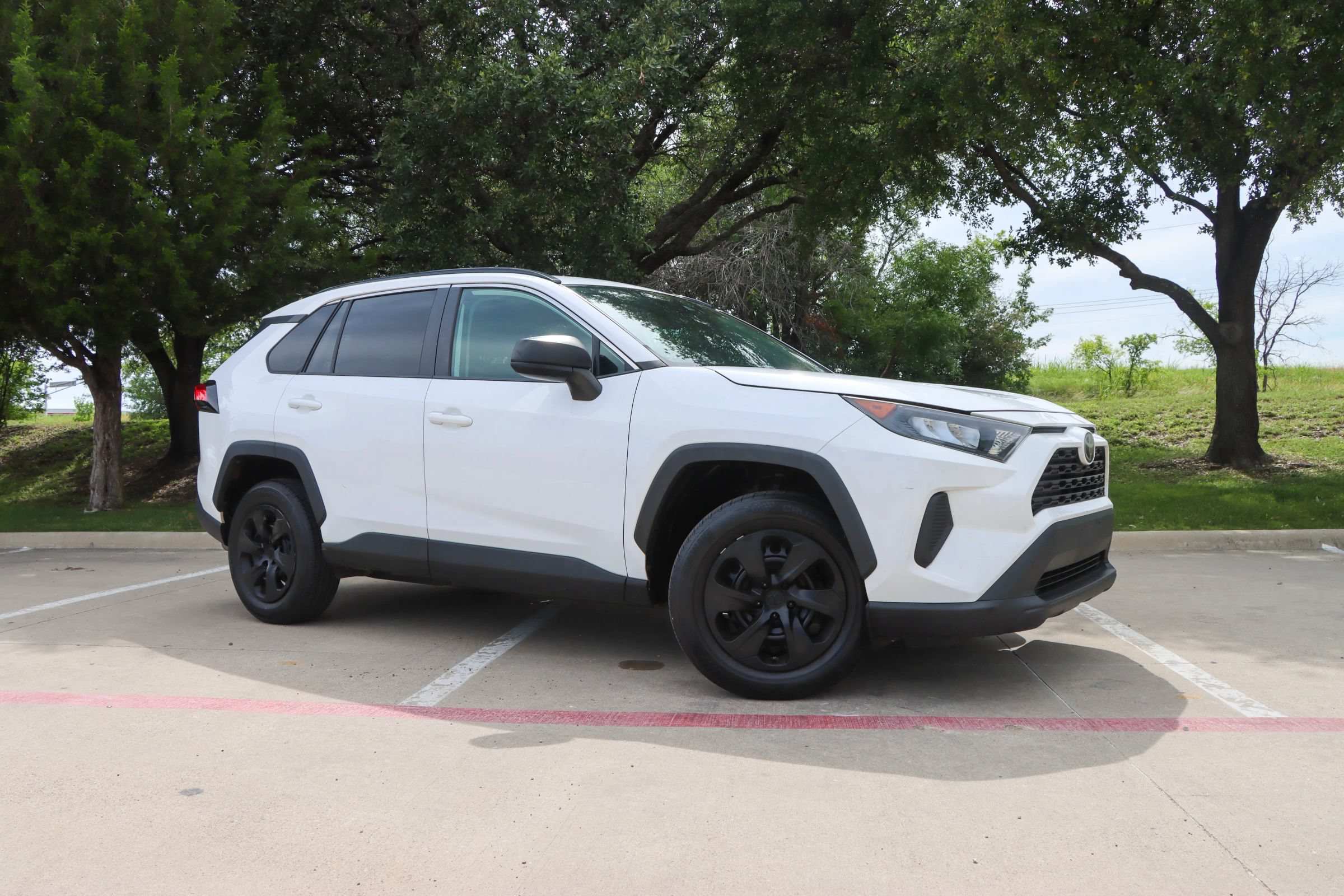 Used 2019 Toyota RAV4 LE FWD image 1