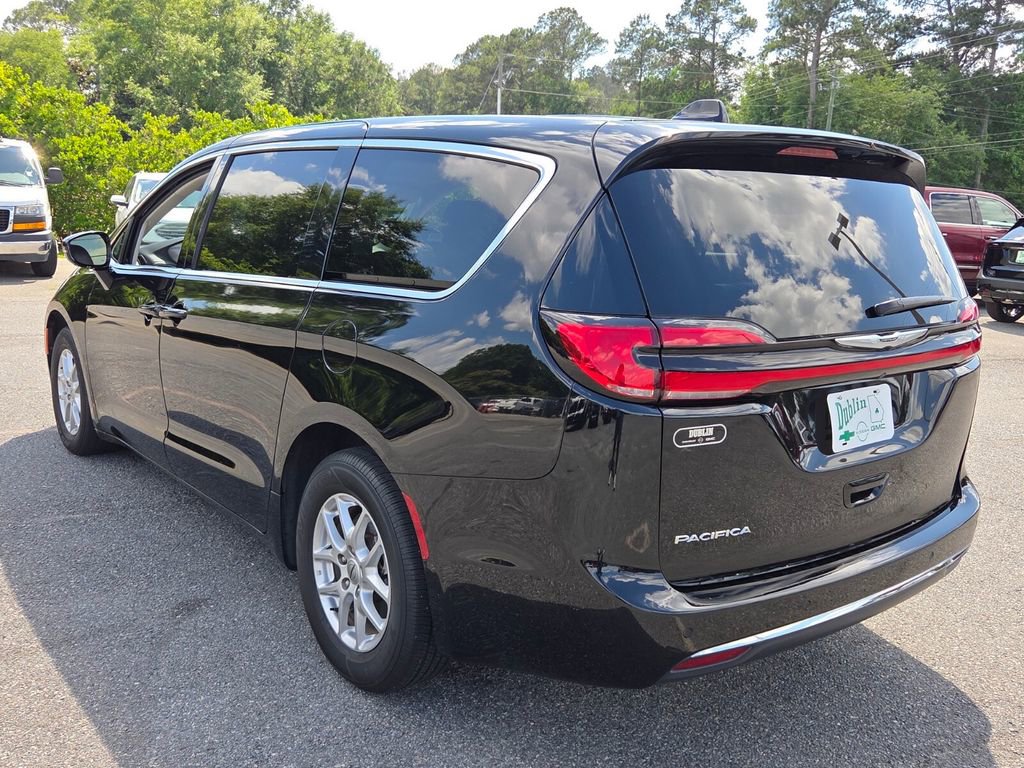 Used 2024 Chrysler Pacifica Touring-L FWD image 9